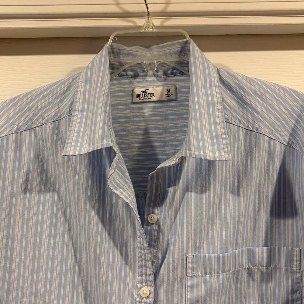 Hollister women’s  Light Blue Striped Shirt like new size M - Picture 2 of 4